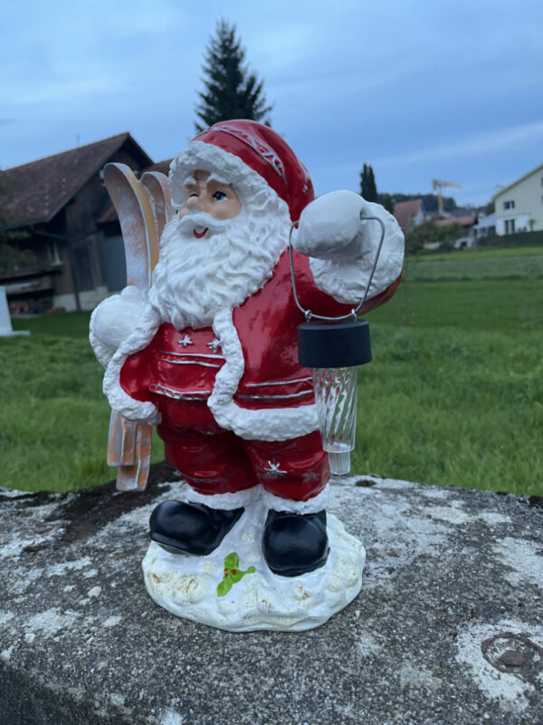 Nikolaus Gartenfigur mit Solarlampe und Skiern, 40 cm hoch 3