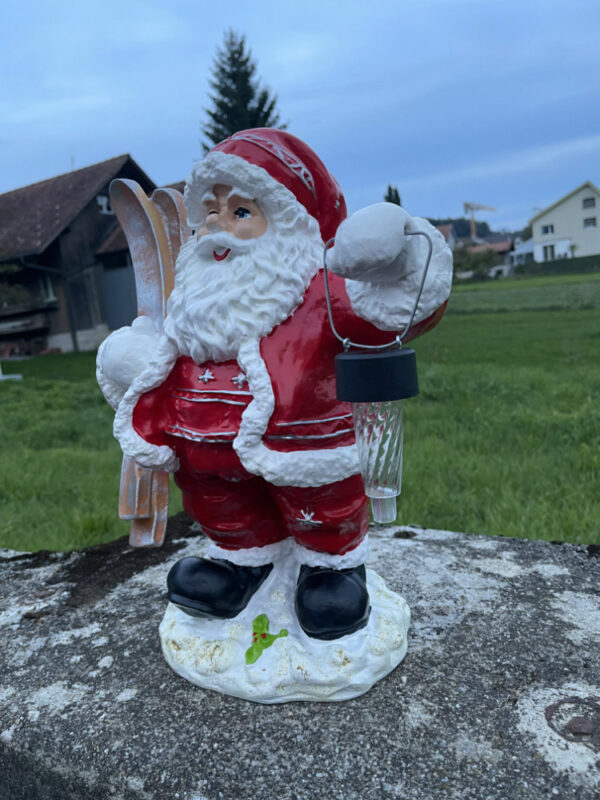 Nikolaus Gartenfigur mit Solarlampe und Skiern, 40 cm hoch 4