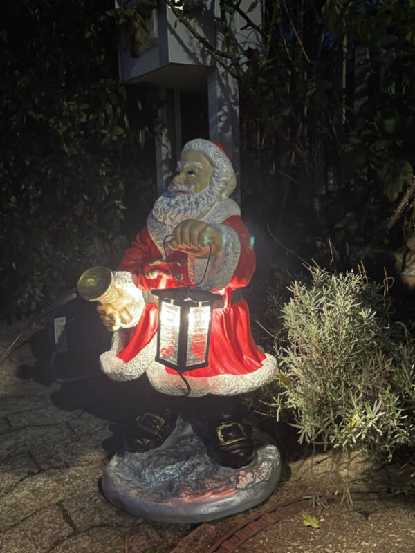 Weihnachtsmann mit Laterne aussen, auf Sockel, 65 cm hoch