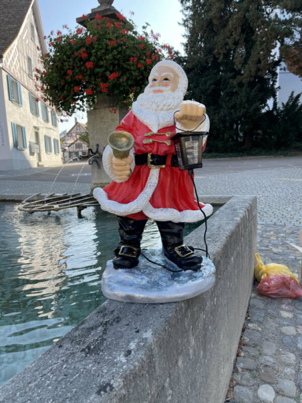 Weihnachtsmann mit Laterne aussen, auf Sockel, 65 cm hoch 2