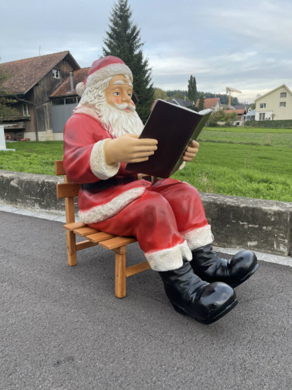 Weihnachtsmann Figur sitzend für draussen, mit Stuhl, H: 95cm