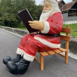 Sitzende Weihnachtsmann Deko draussen, mit Stuhl, 95cm hoch 1