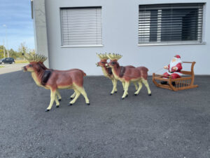 4 Rentiere mit Schlitten beleuchtet, mit Nikolaus, 240cm lang