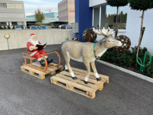 Rentier mit Schlitten XXL und Nikolaus mit Buch, 280 cm lang