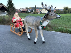 Weihnachtsmann mit Rentierschlitten, 280 cm lang