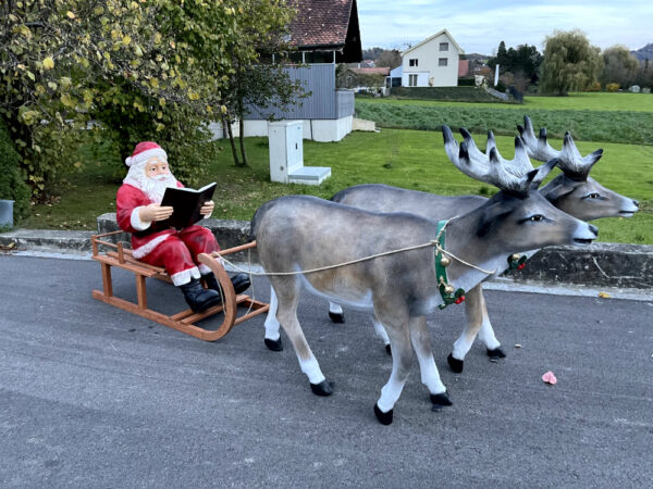 Lesender Weihnachtsmann mit Schlitten und 2 Rentieren, 280cm 5